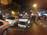  بالفيديو: إصابة شخصين بحادث طرق بين مركبتين وسط مدينة يافا